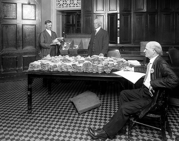 Committee checking daily destruction of national banknotes.
